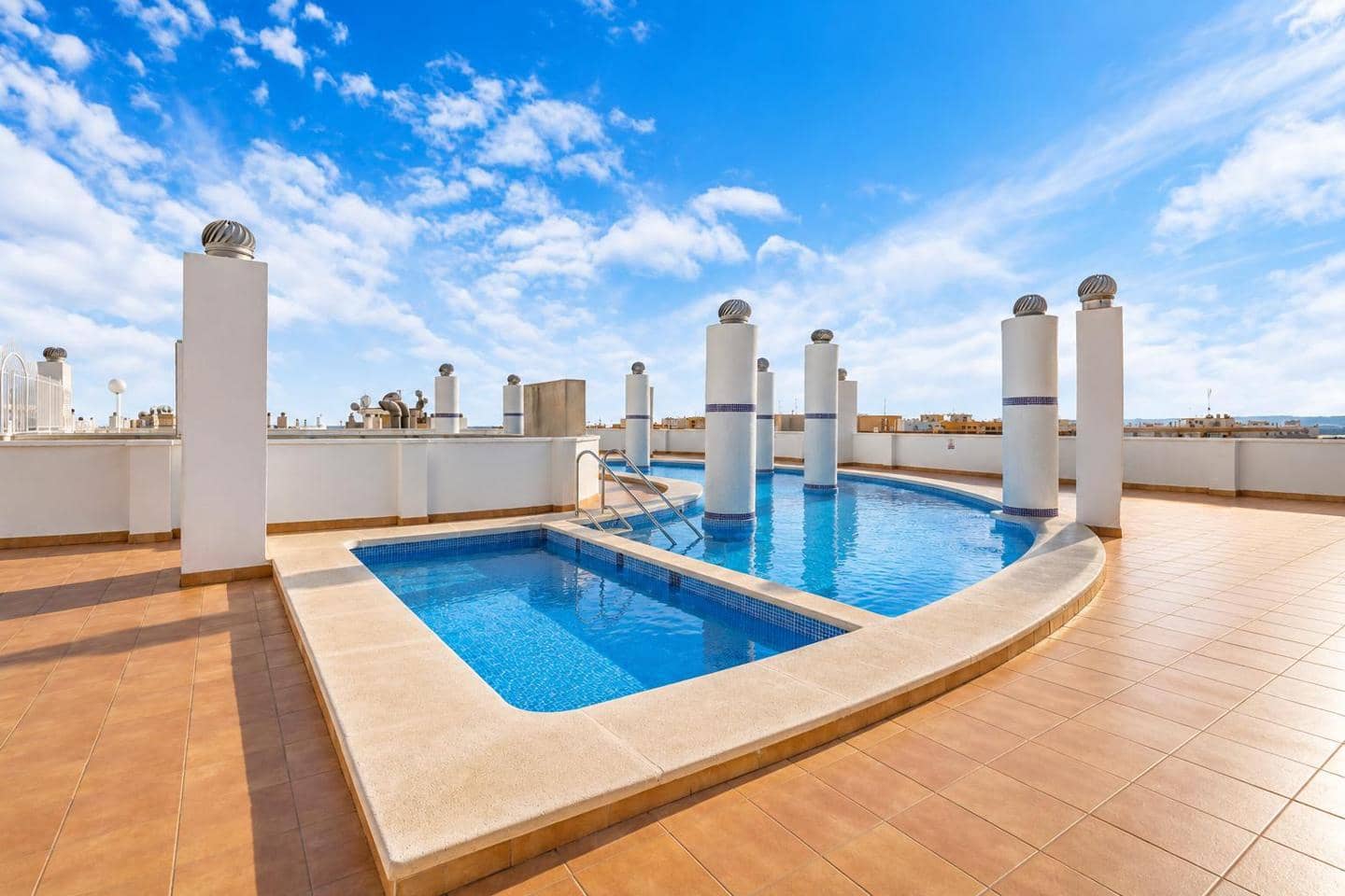 Piso de 2 habitaciones en Torrevieja en venta con piscina garaje - 159.000 € (Ref: 10163448)