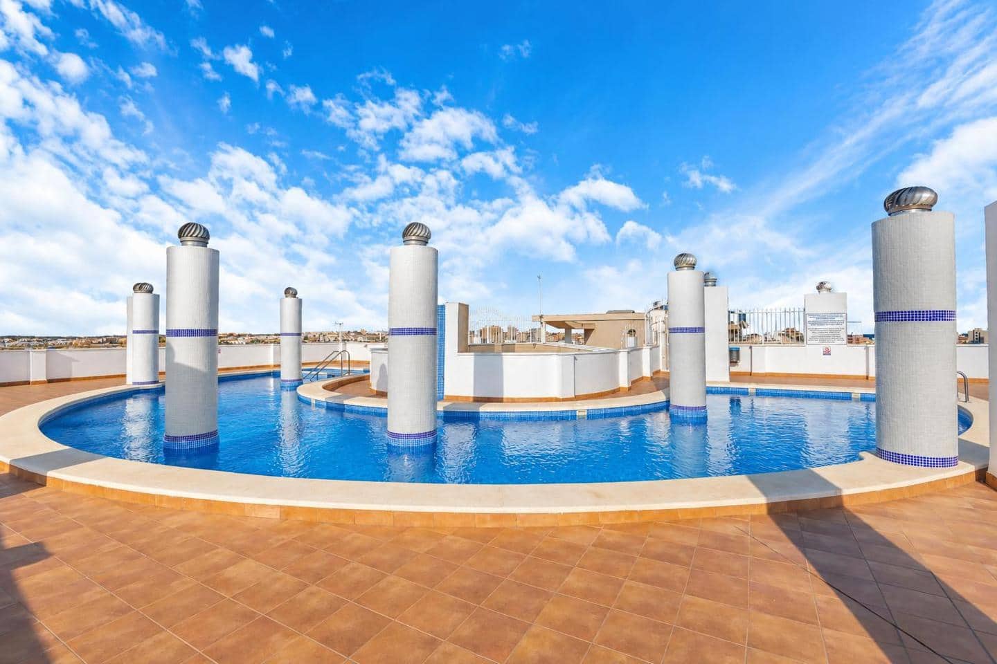 Piso de 2 habitaciones en Torrevieja en venta con piscina garaje - 159.000 € (Ref: 10163448)