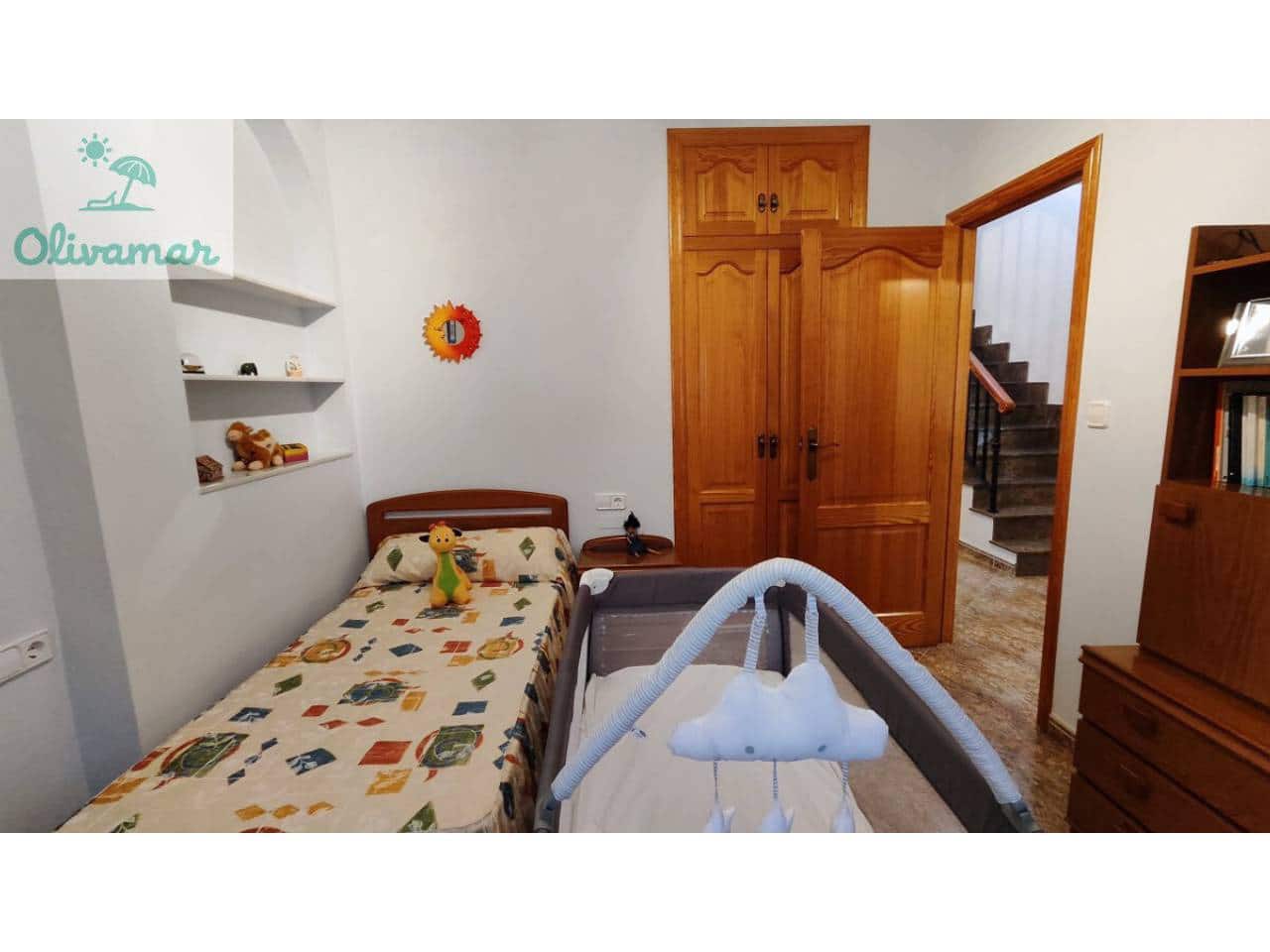 4 bedroom Villa for sale in Oliva with pool garage - € 550,000 (Ref: 10031392)