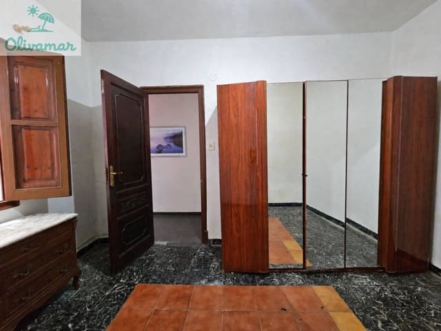 Piso de 5 habitaciones en Oliva en venta - 120.000 € (Ref: 10088785)
