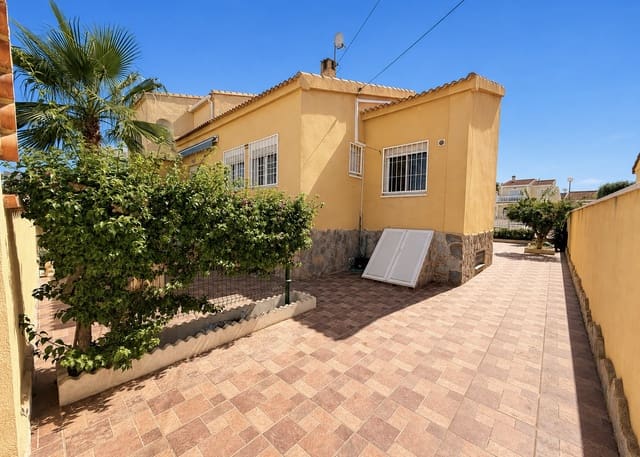 3 makuuhuone Huvila myytävänä paikassa La Marina, Elche / Elx mukana uima-altaan 
autotalli - 250 000 € (Ref: 10026304)