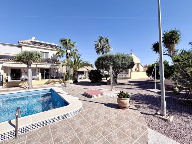 4 makuuhuone Huvila myytävänä paikassa La Marina, Elche / Elx mukana uima-altaan 
autotalli - 465 000 € (Ref: 10043528)