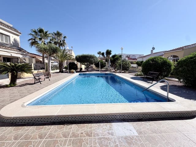 4 makuuhuone Huvila myytävänä paikassa La Marina, Elche / Elx mukana uima-altaan 
autotalli - 465 000 € (Ref: 10043528)