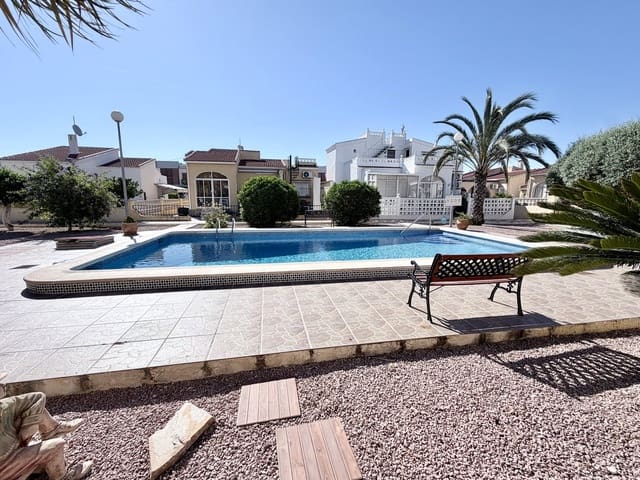 4 makuuhuone Huvila myytävänä paikassa La Marina, Elche / Elx mukana uima-altaan 
autotalli - 465 000 € (Ref: 10043528)