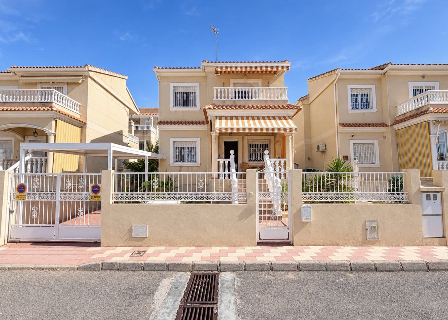 3 soverom Villa til salgs i La Marina med svømmebasseng garasje - € 325 000 (Ref: 10091560)