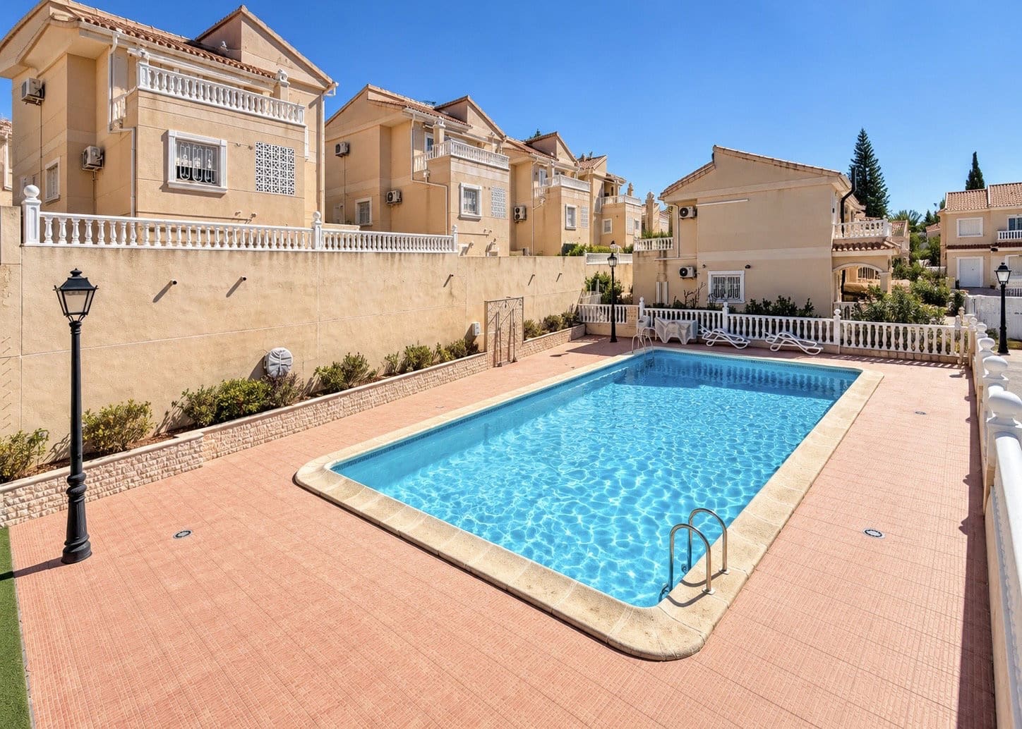 3 soverom Villa til salgs i La Marina med svømmebasseng garasje - € 325 000 (Ref: 10091560)