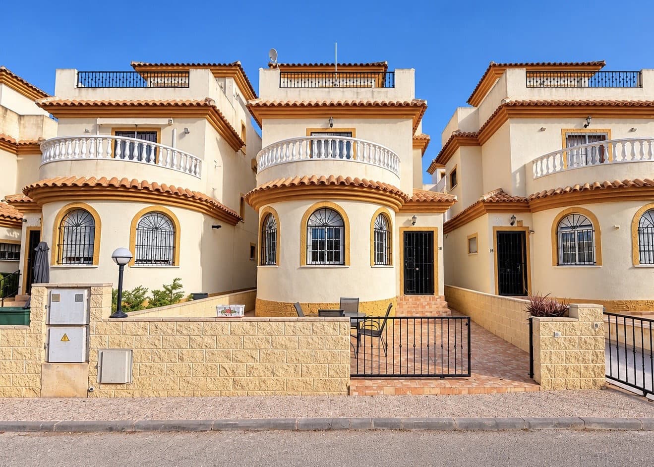3 bedroom Villa for sale in La Marina with pool garage - € 195,000 (Ref: 10156842)