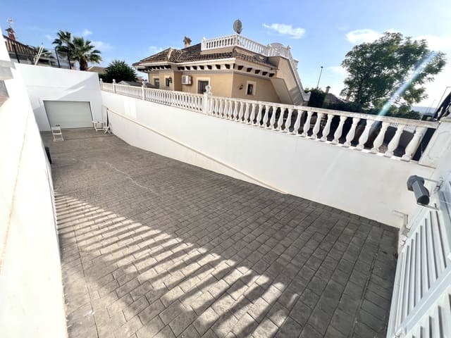 6 makuuhuone Huvila myytävänä paikassa La Marina, Elche / Elx mukana uima-altaan 
autotalli - 699 000 € (Ref: 8861775)