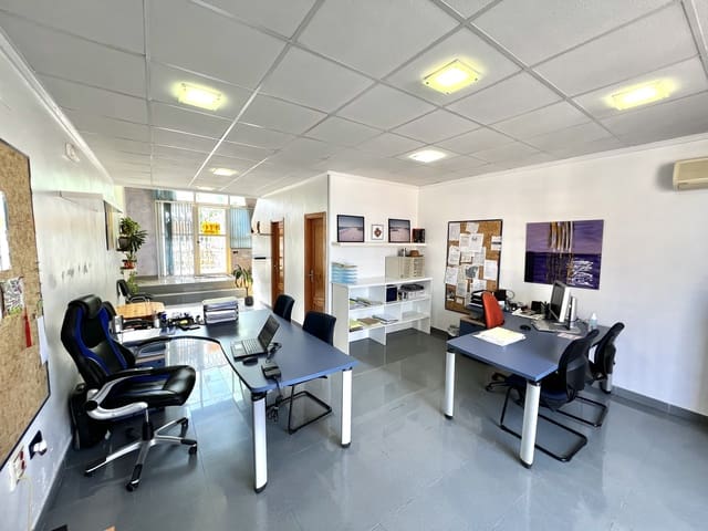 Commercial for sale in La Marina, Elche / Elx with garage - € 125,000 (Ref: 8861776)