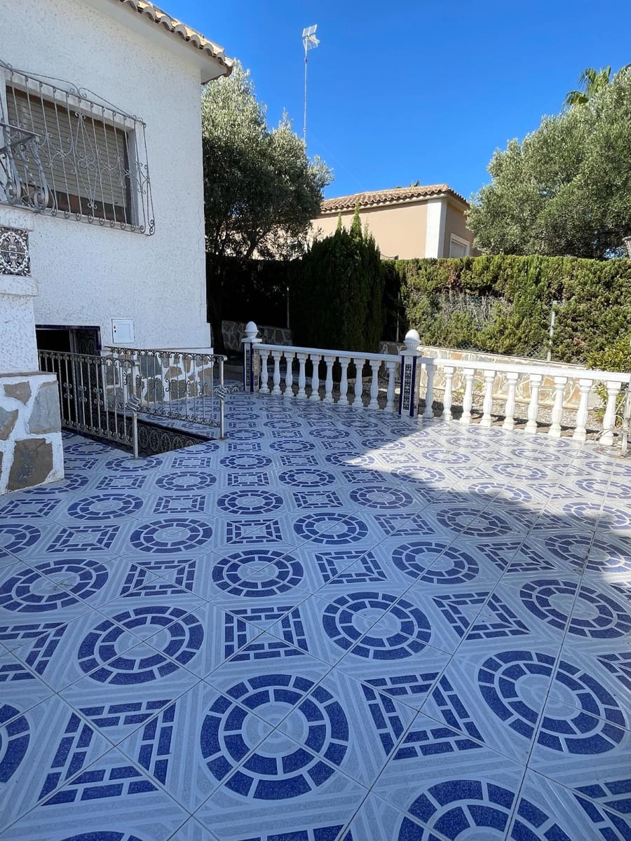 4 bedroom Villa for sale in La Marina with garage - € 595,000 (Ref: 8878539)