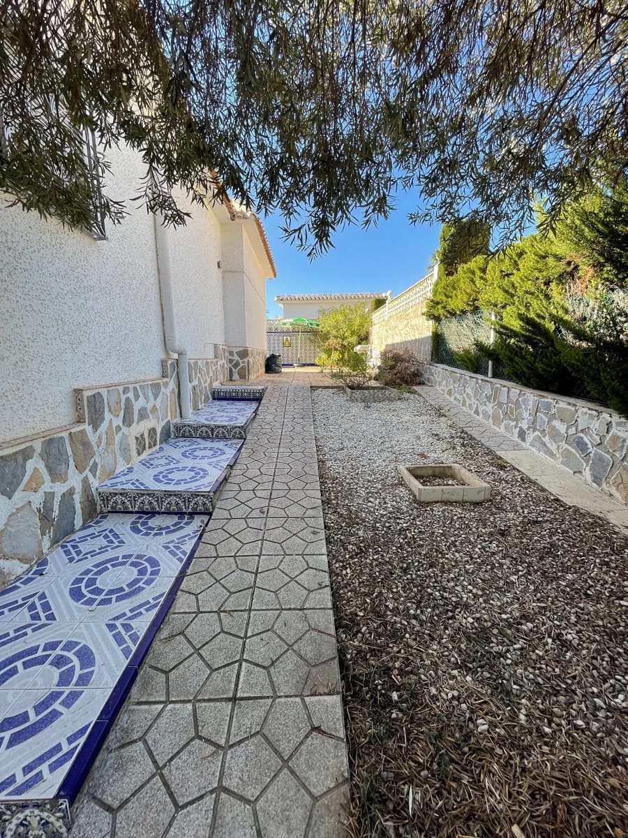 4 bedroom Villa for sale in La Marina with garage - € 595,000 (Ref: 8878539)