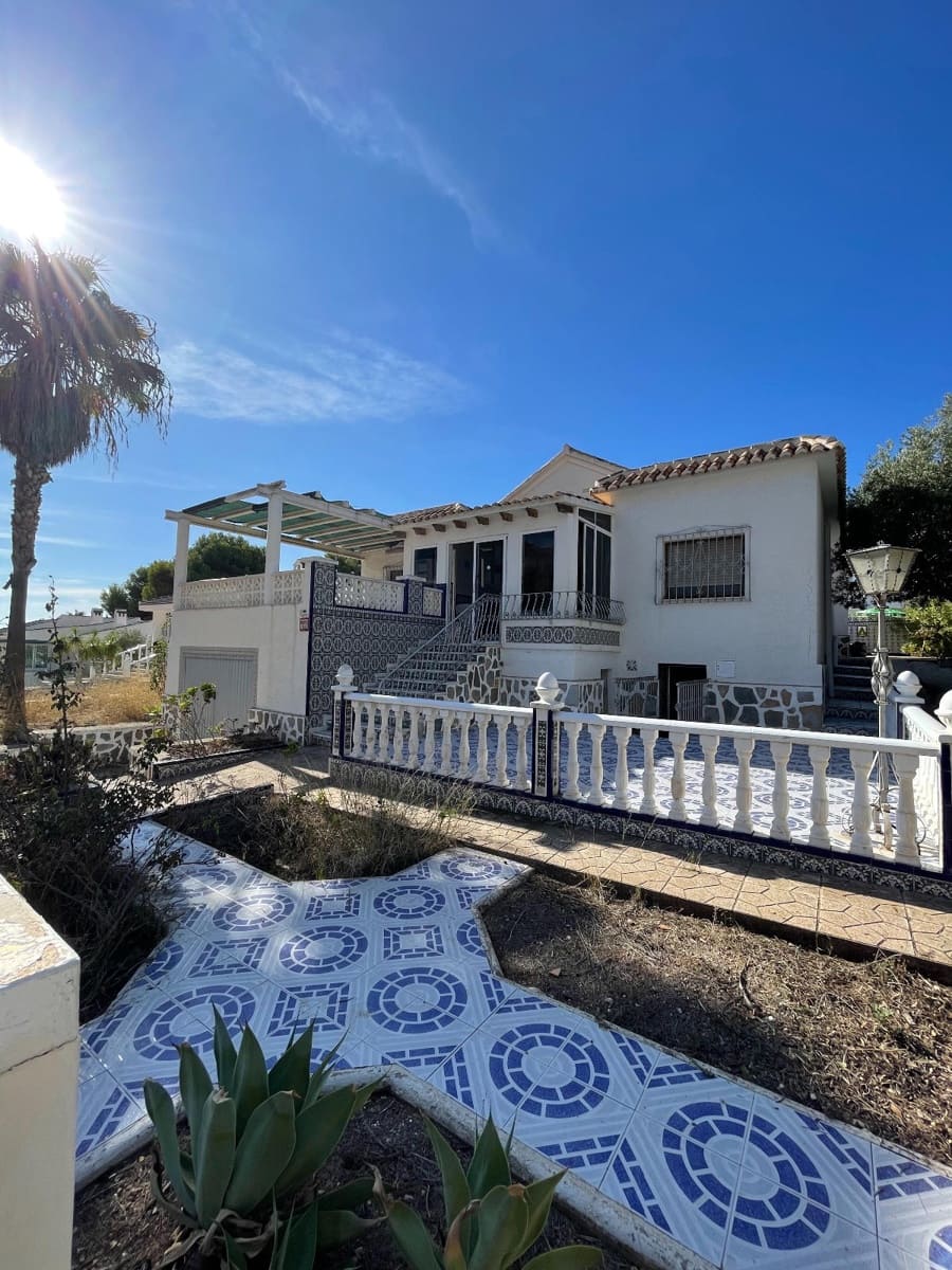 4 bedroom Villa for sale in La Marina with garage - € 595,000 (Ref: 8878539)