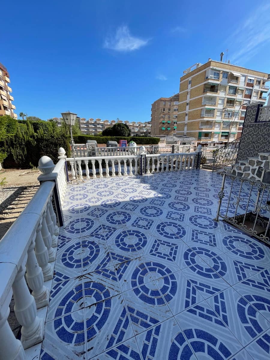 4 bedroom Villa for sale in La Marina with garage - € 595,000 (Ref: 8878539)