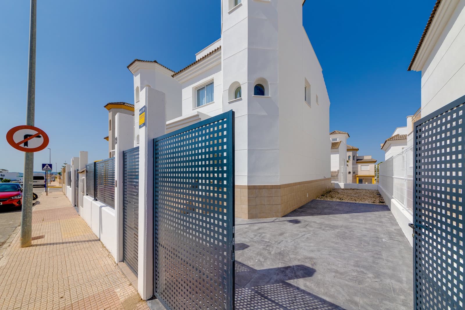 3 bedroom Villa for sale in La Marina with pool garage - € 270,000 (Ref: 9328654)