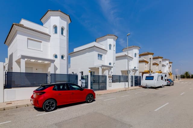 3 makuuhuone Huvila myytävänä paikassa La Marina, Elche / Elx mukana uima-altaan 
autotalli - 270 000 € (Ref: 9328654)