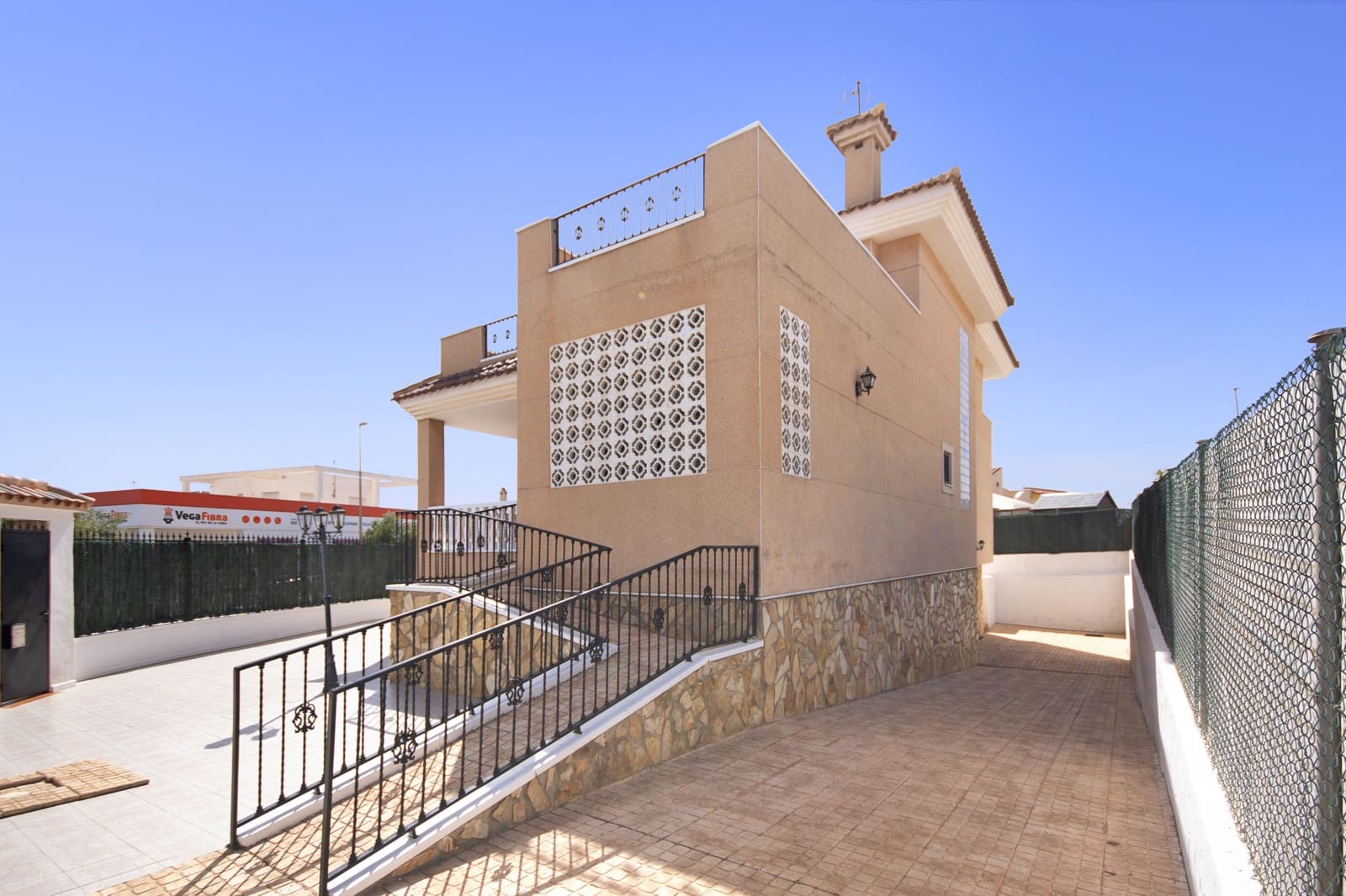 5 makuuhuone Huvila myytävänä paikassa La Marina mukana uima-altaan 
autotalli - 449 500 € (Ref: 9329813)