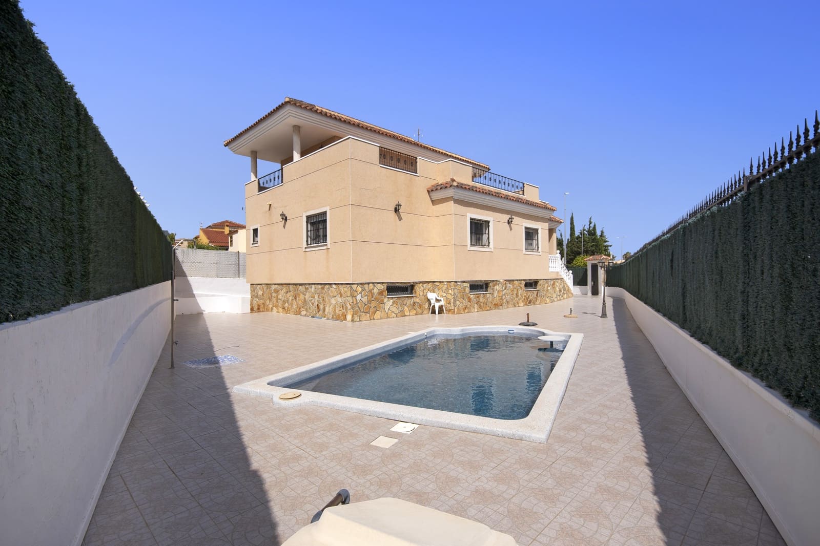 5 makuuhuone Huvila myytävänä paikassa La Marina mukana uima-altaan 
autotalli - 449 500 € (Ref: 9329813)