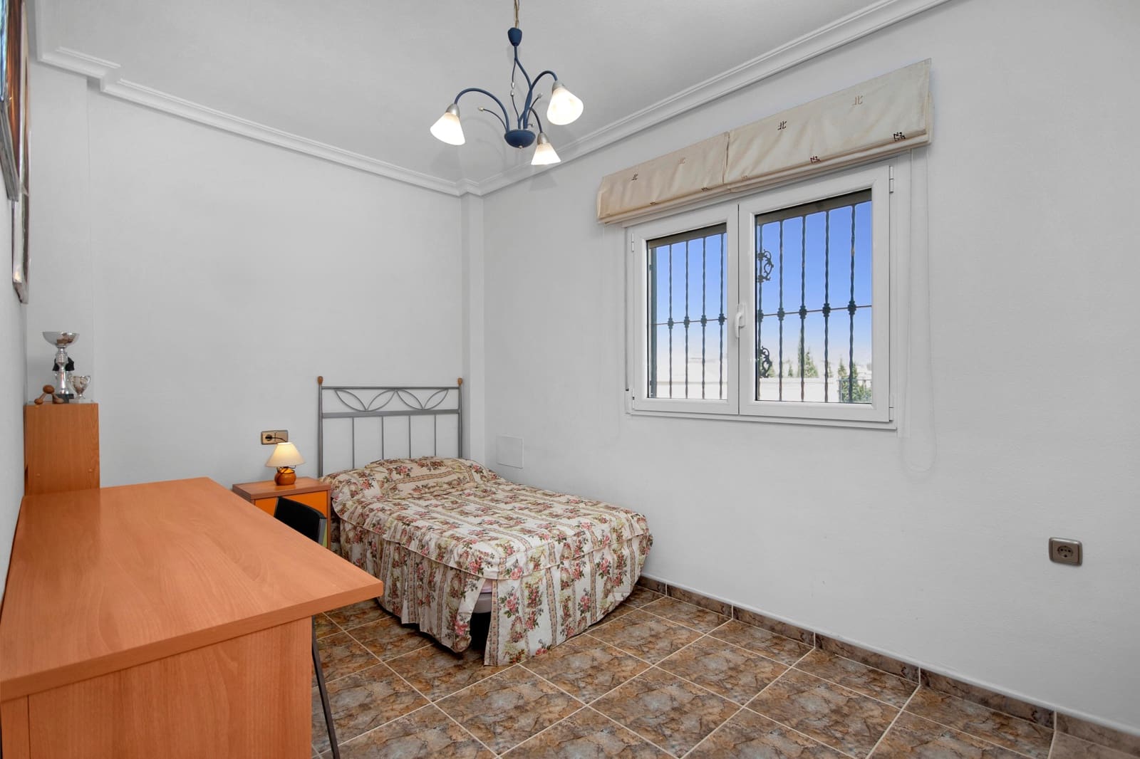 5 makuuhuone Huvila myytävänä paikassa La Marina mukana uima-altaan 
autotalli - 449 500 € (Ref: 9329813)