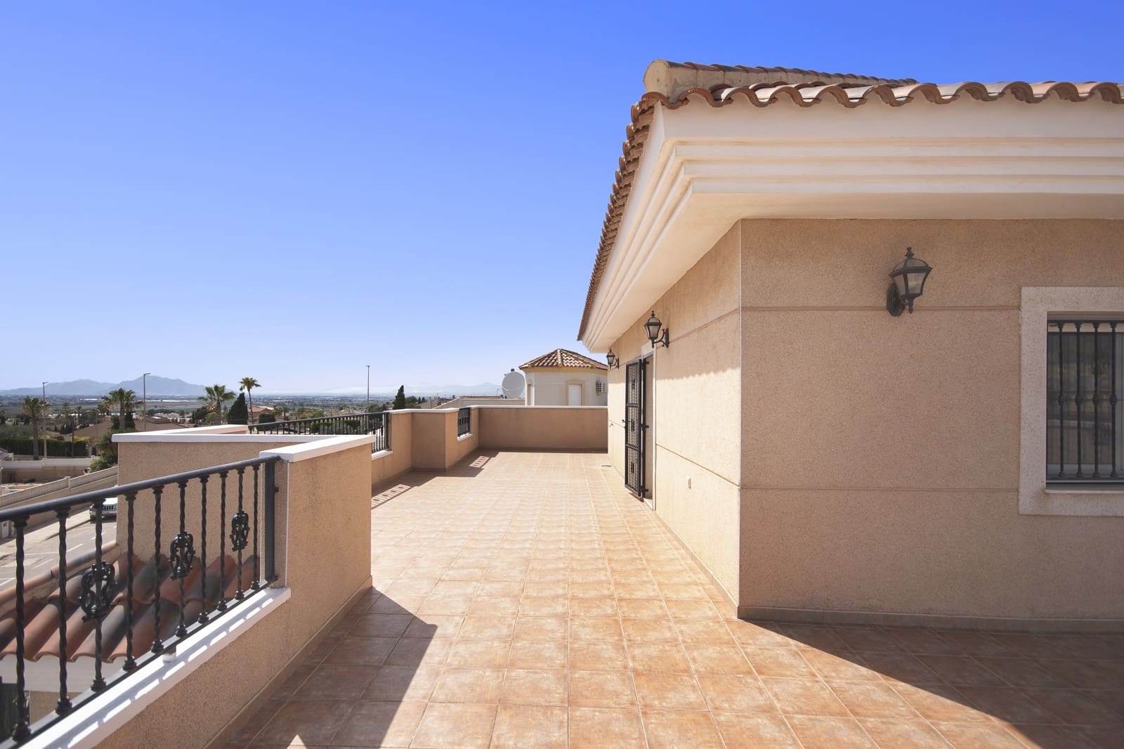 5 makuuhuone Huvila myytävänä paikassa La Marina mukana uima-altaan 
autotalli - 449 500 € (Ref: 9329813)