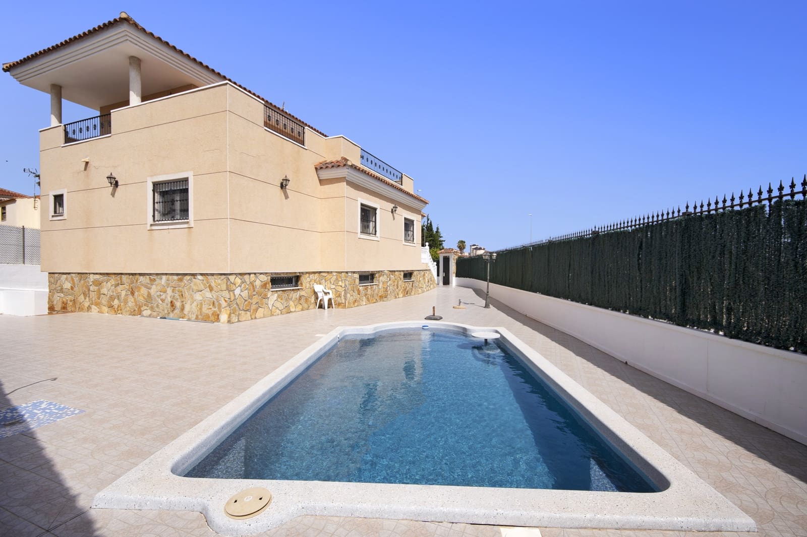 5 makuuhuone Huvila myytävänä paikassa La Marina mukana uima-altaan 
autotalli - 449 500 € (Ref: 9329813)