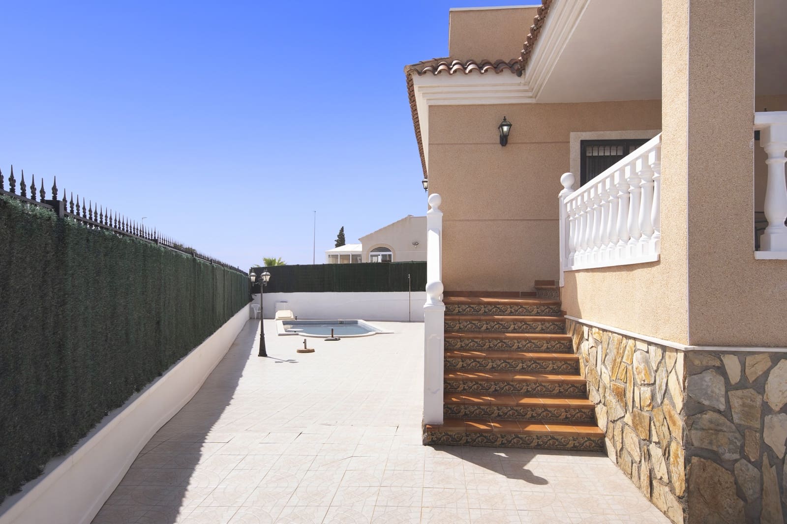 5 makuuhuone Huvila myytävänä paikassa La Marina mukana uima-altaan 
autotalli - 449 500 € (Ref: 9329813)