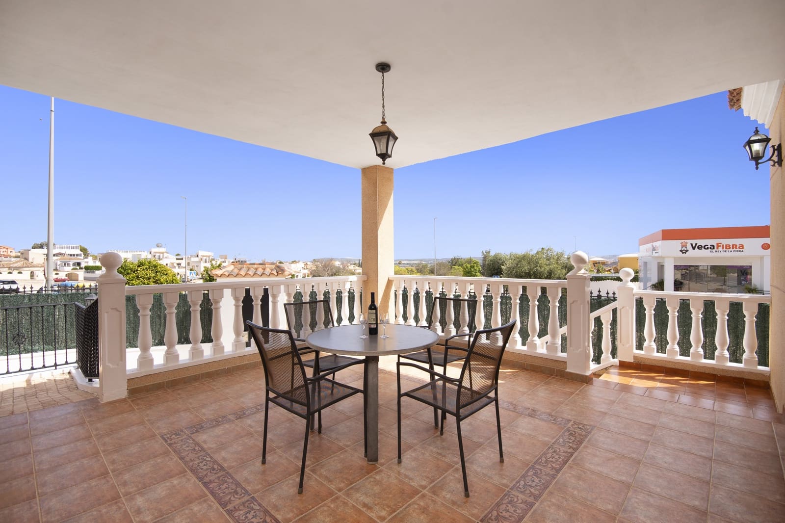 5 makuuhuone Huvila myytävänä paikassa La Marina mukana uima-altaan 
autotalli - 449 500 € (Ref: 9329813)