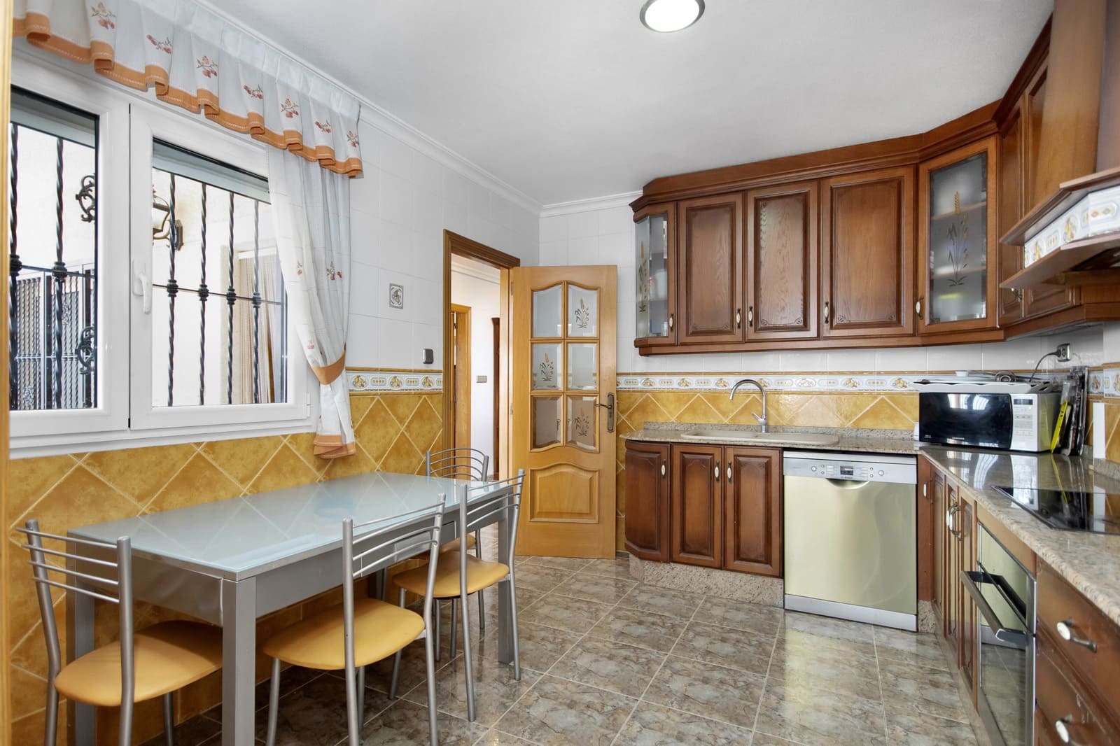 5 makuuhuone Huvila myytävänä paikassa La Marina mukana uima-altaan 
autotalli - 449 500 € (Ref: 9329813)