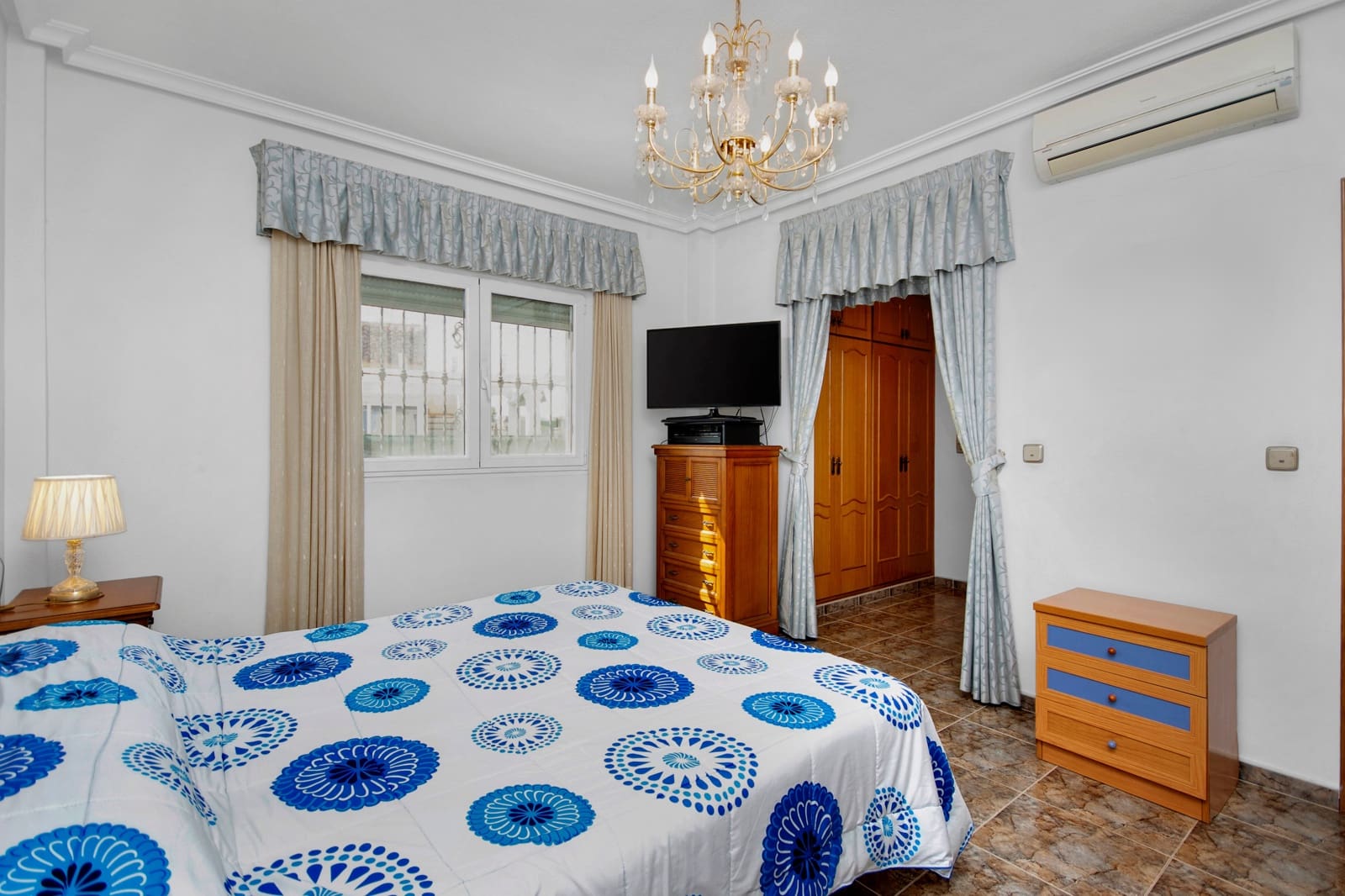 5 makuuhuone Huvila myytävänä paikassa La Marina mukana uima-altaan 
autotalli - 449 500 € (Ref: 9329813)