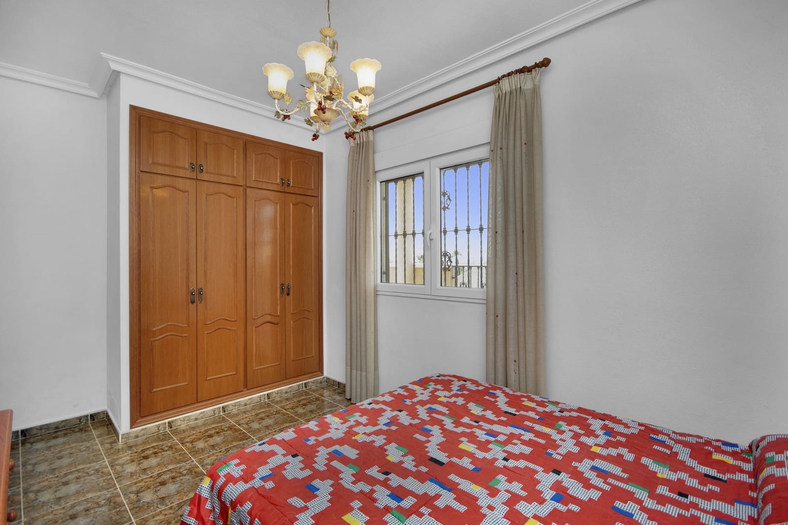 5 makuuhuone Huvila myytävänä paikassa La Marina mukana uima-altaan 
autotalli - 449 500 € (Ref: 9329813)