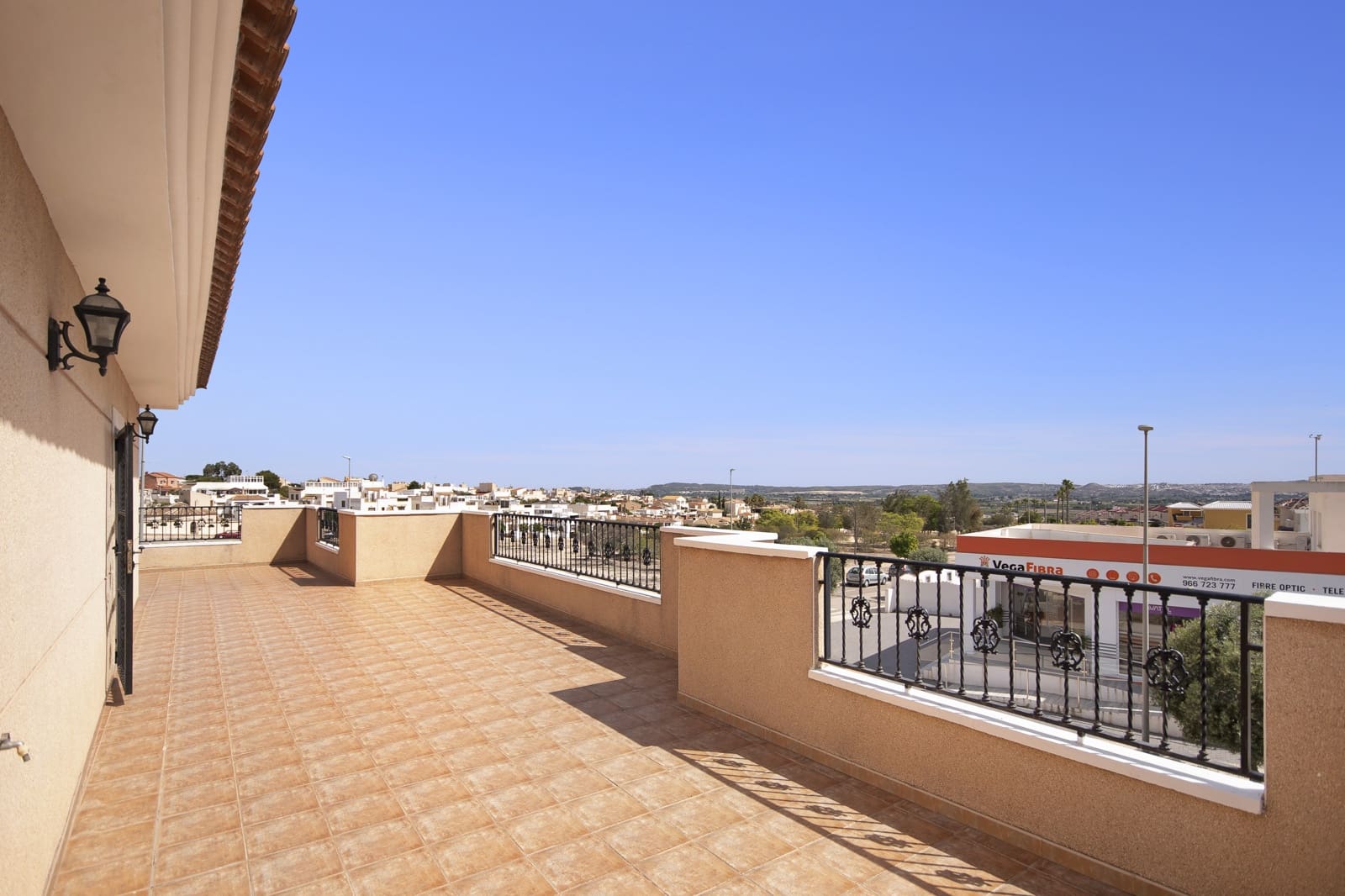 5 makuuhuone Huvila myytävänä paikassa La Marina mukana uima-altaan 
autotalli - 449 500 € (Ref: 9329813)