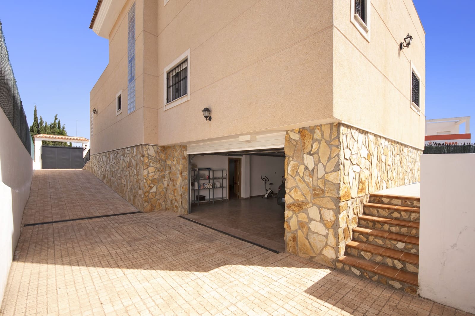 5 makuuhuone Huvila myytävänä paikassa La Marina mukana uima-altaan 
autotalli - 449 500 € (Ref: 9329813)