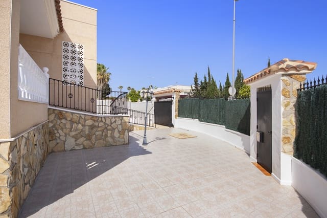 5 makuuhuone Huvila myytävänä paikassa La Marina, Elche / Elx mukana uima-altaan 
autotalli - 449 500 € (Ref: 9329813)