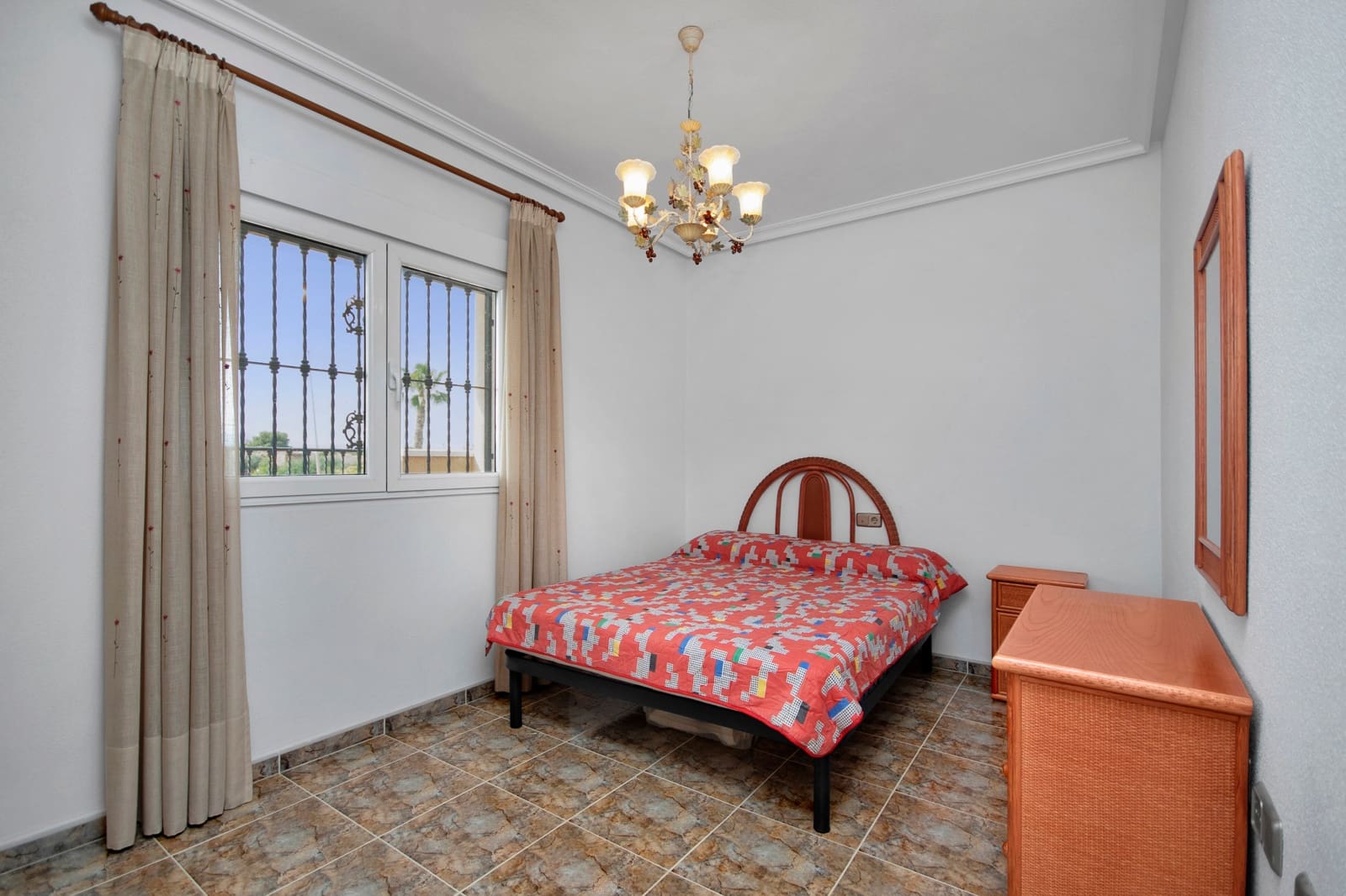 5 makuuhuone Huvila myytävänä paikassa La Marina mukana uima-altaan 
autotalli - 449 500 € (Ref: 9329813)