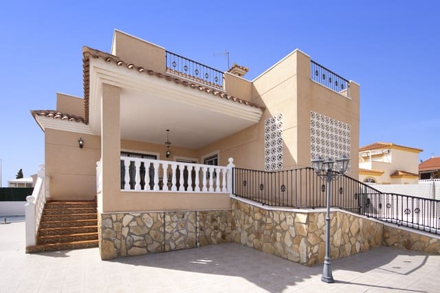 5 makuuhuone Huvila myytävänä paikassa La Marina, Elche / Elx mukana uima-altaan 
autotalli - 449 500 € (Ref: 9329813)