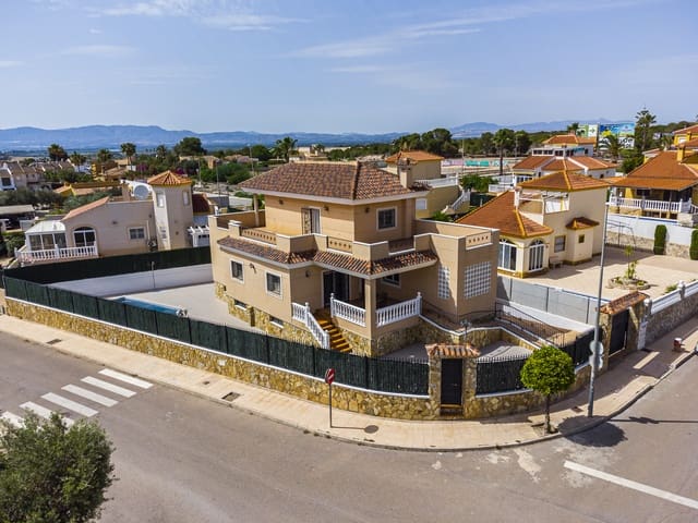 5 makuuhuone Huvila myytävänä paikassa La Marina, Elche / Elx mukana uima-altaan 
autotalli - 449 500 € (Ref: 9329813)