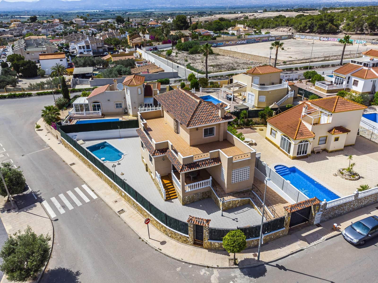 5 makuuhuone Huvila myytävänä paikassa La Marina mukana uima-altaan 
autotalli - 449 500 € (Ref: 9329813)