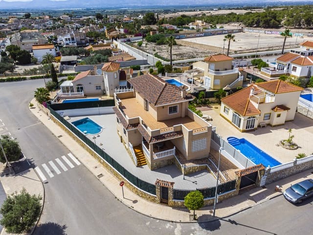 5 makuuhuone Huvila myytävänä paikassa La Marina, Elche / Elx mukana uima-altaan 
autotalli - 449 500 € (Ref: 9329813)