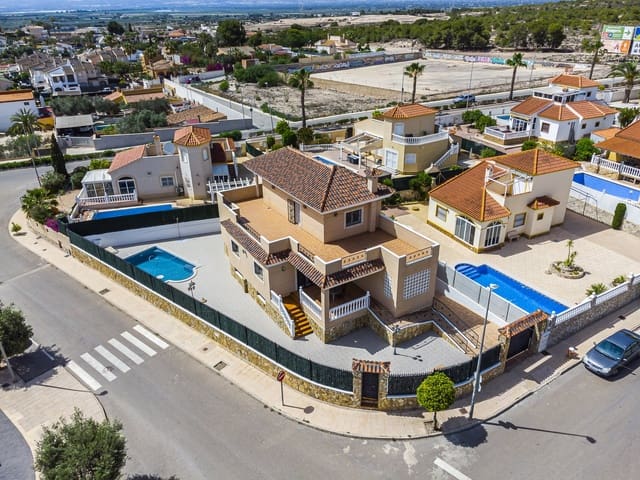 5 makuuhuone Huvila myytävänä paikassa La Marina, Elche / Elx mukana uima-altaan 
autotalli - 449 500 € (Ref: 9329813)
