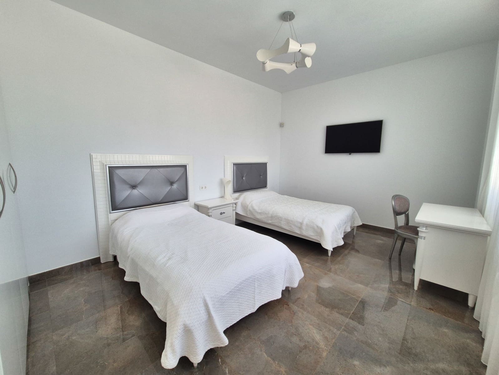 7 makuuhuone Huvila myytävänä paikassa La Marina mukana uima-altaan - 1 491 600 € (Ref: 9345190)