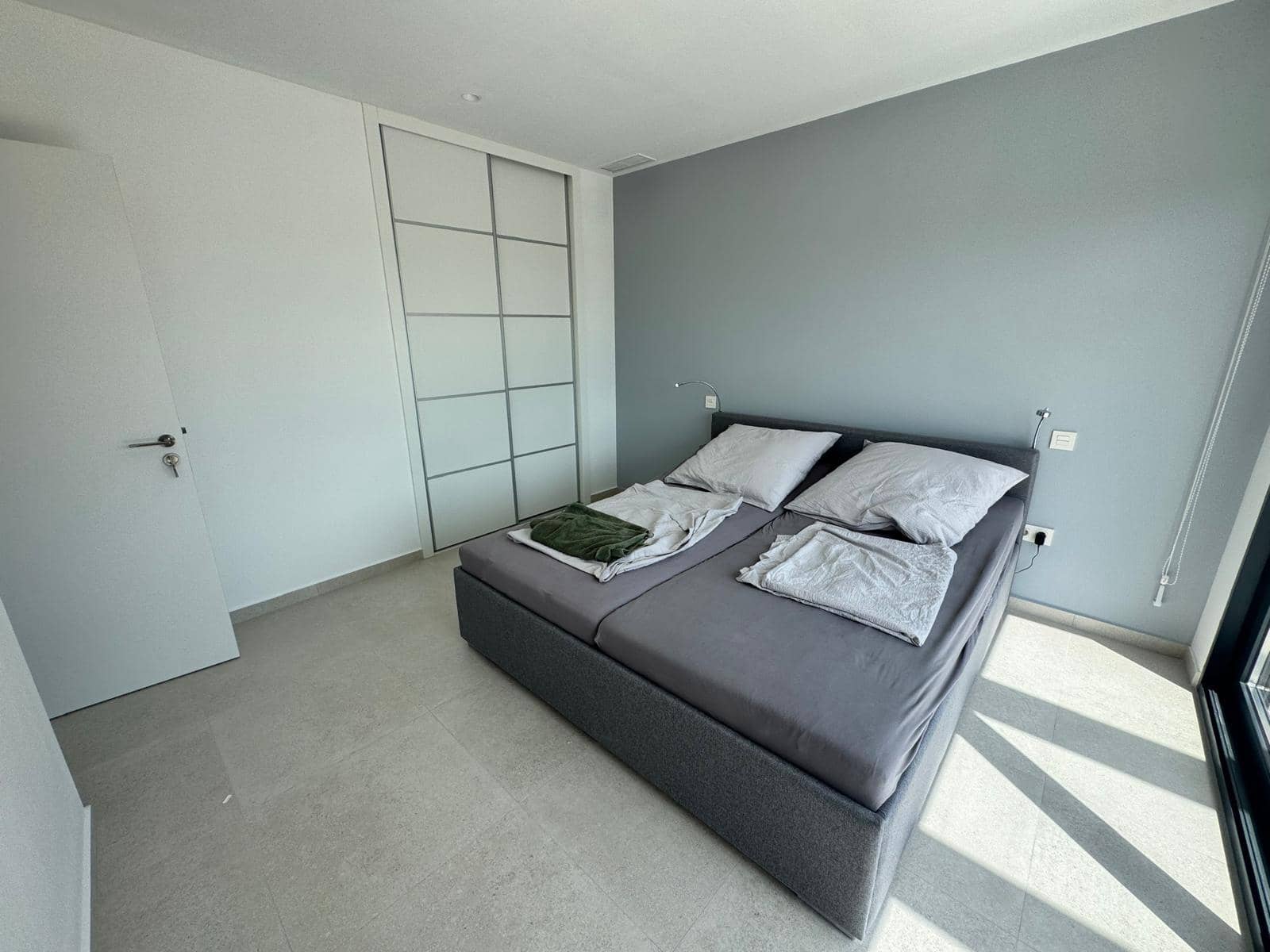 4 makuuhuone Huvila myytävänä paikassa La Marina mukana uima-altaan 
autotalli - 650 000 € (Ref: 9348624)