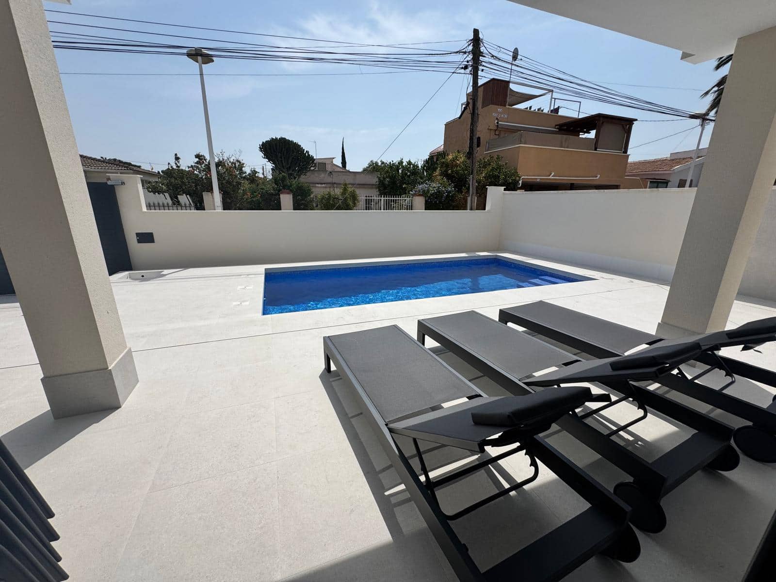 4 makuuhuone Huvila myytävänä paikassa La Marina mukana uima-altaan 
autotalli - 650 000 € (Ref: 9348624)