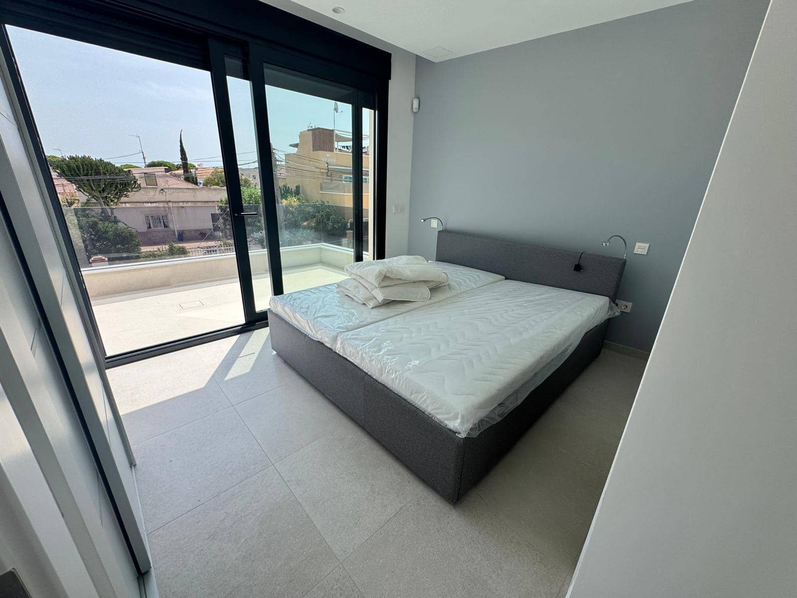 4 makuuhuone Huvila myytävänä paikassa La Marina mukana uima-altaan 
autotalli - 650 000 € (Ref: 9348624)