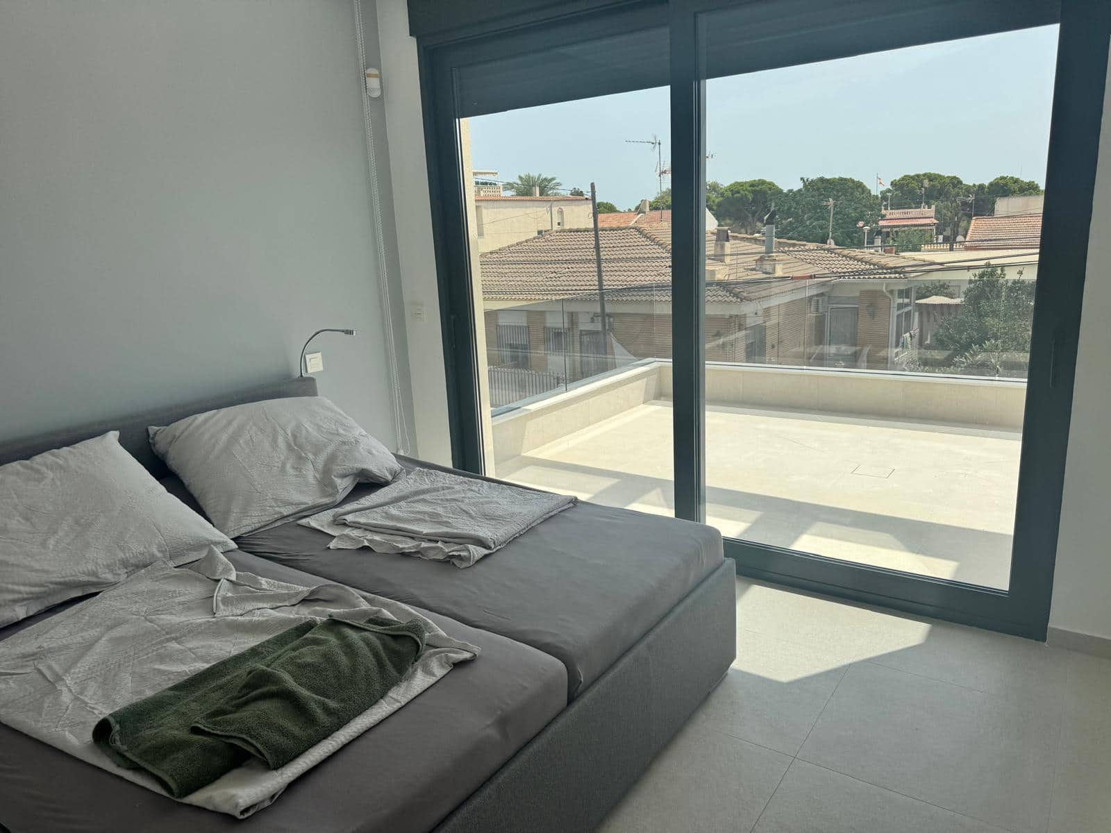 4 makuuhuone Huvila myytävänä paikassa La Marina mukana uima-altaan 
autotalli - 650 000 € (Ref: 9348624)