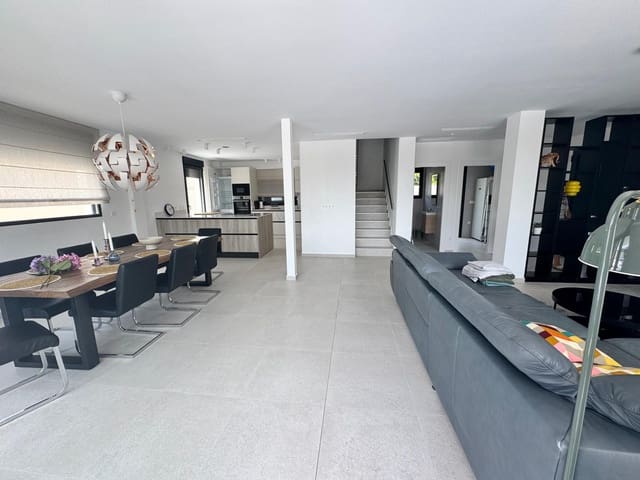 4 soveværelse Villa til salg i La Marina, Elche / Elx med swimmingpool garage - € 650.000 (Ref: 9348624)