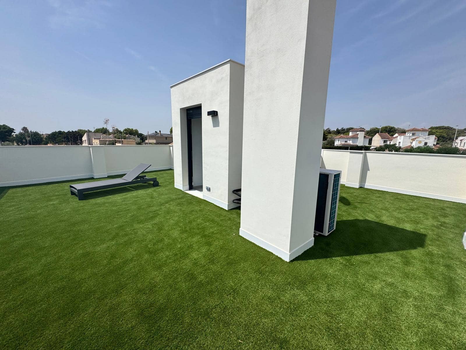 4 makuuhuone Huvila myytävänä paikassa La Marina mukana uima-altaan 
autotalli - 650 000 € (Ref: 9348624)