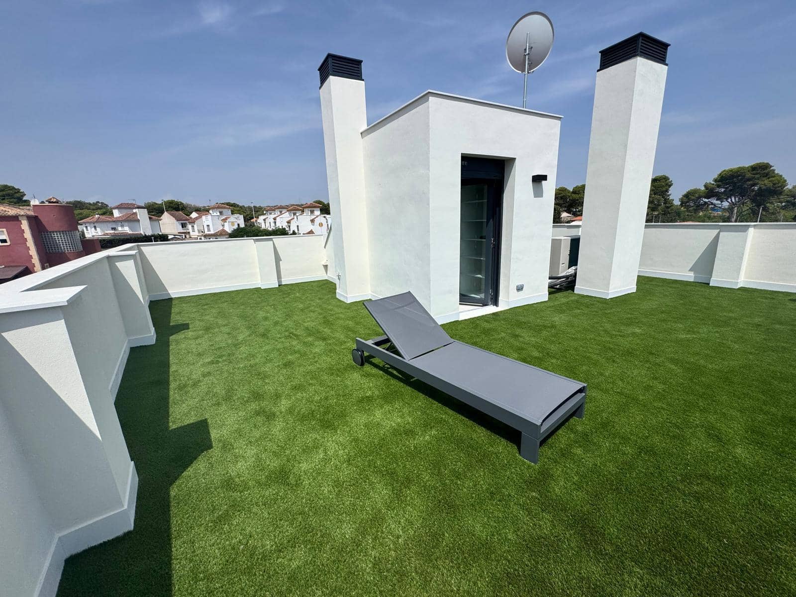 4 makuuhuone Huvila myytävänä paikassa La Marina mukana uima-altaan 
autotalli - 650 000 € (Ref: 9348624)