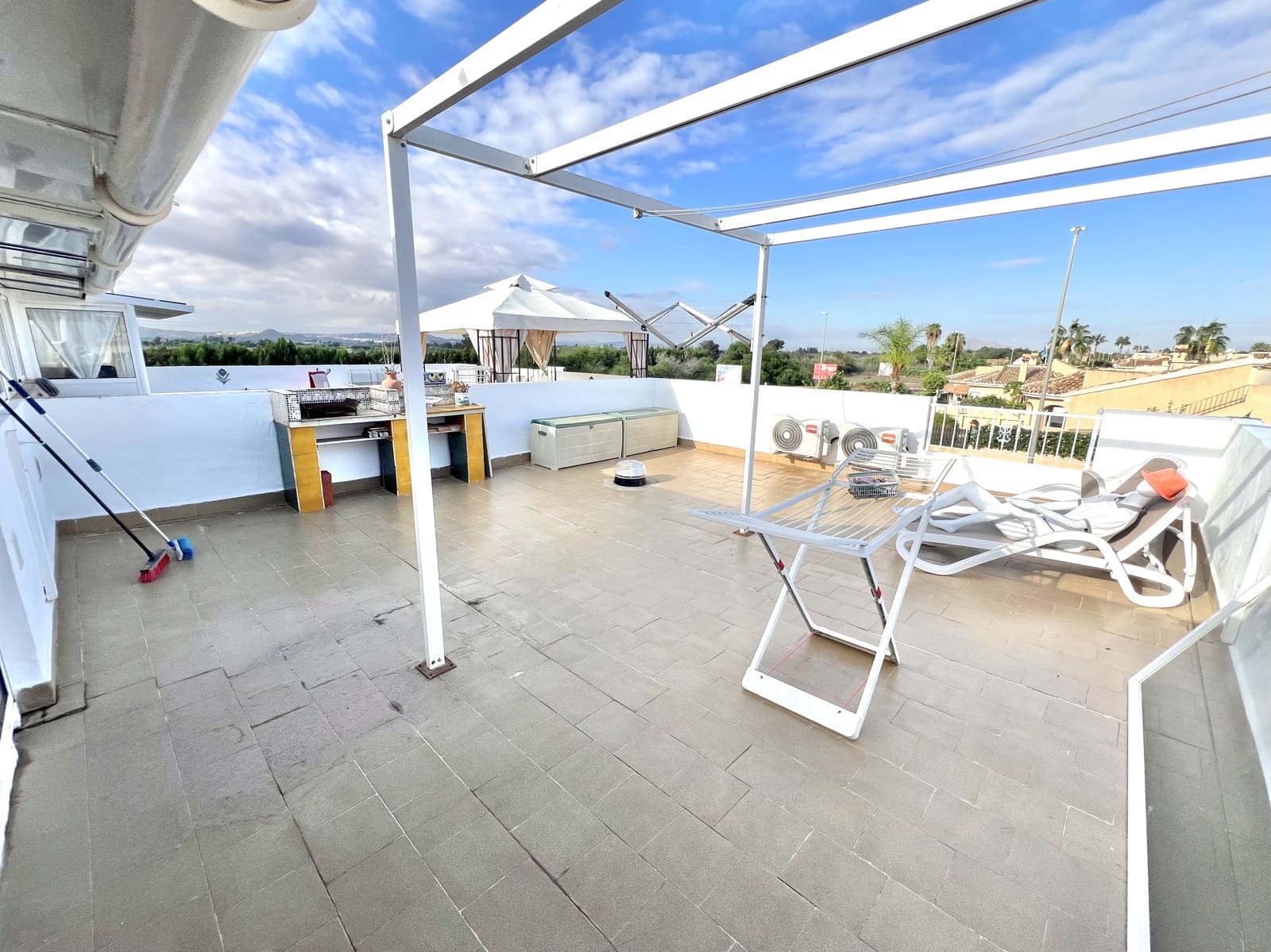 3 makuuhuone Huvila myytävänä paikassa La Marina mukana uima-altaan 
autotalli - 189 000 € (Ref: 9383285)