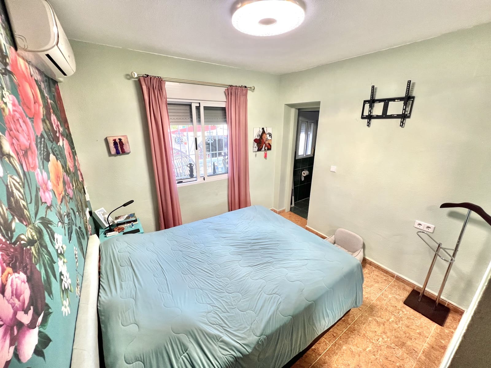 3 makuuhuone Huvila myytävänä paikassa La Marina mukana uima-altaan 
autotalli - 189 000 € (Ref: 9383285)