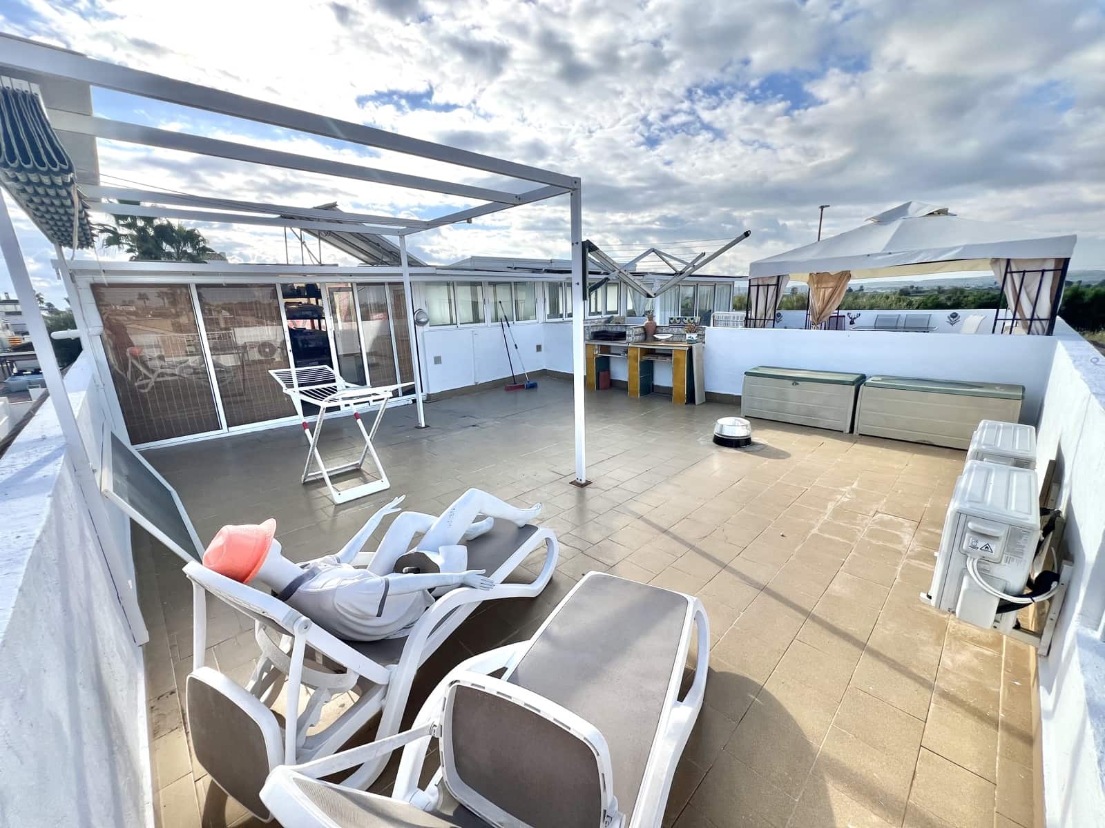 3 makuuhuone Huvila myytävänä paikassa La Marina mukana uima-altaan 
autotalli - 189 000 € (Ref: 9383285)