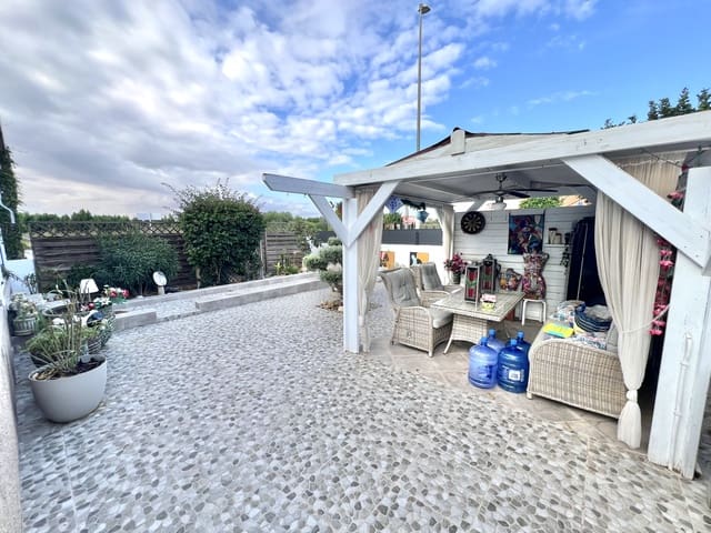 3 makuuhuone Huvila myytävänä paikassa La Marina, Elche / Elx mukana uima-altaan 
autotalli - 189 000 € (Ref: 9383285)